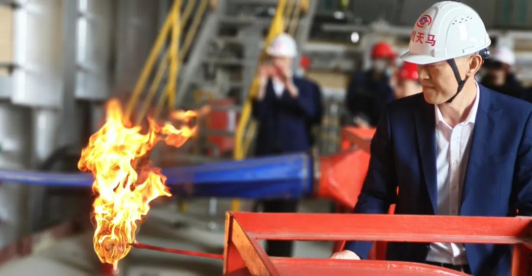 四川天马玻璃“50万吨高档优质轻量玻瓶一期6万吨技改项目(3#窑炉)”点火仪式(图2) 四川天马玻璃“50万吨高档优质轻量玻瓶一期6万吨技改项目(3#窑炉)”点火仪式(图2)