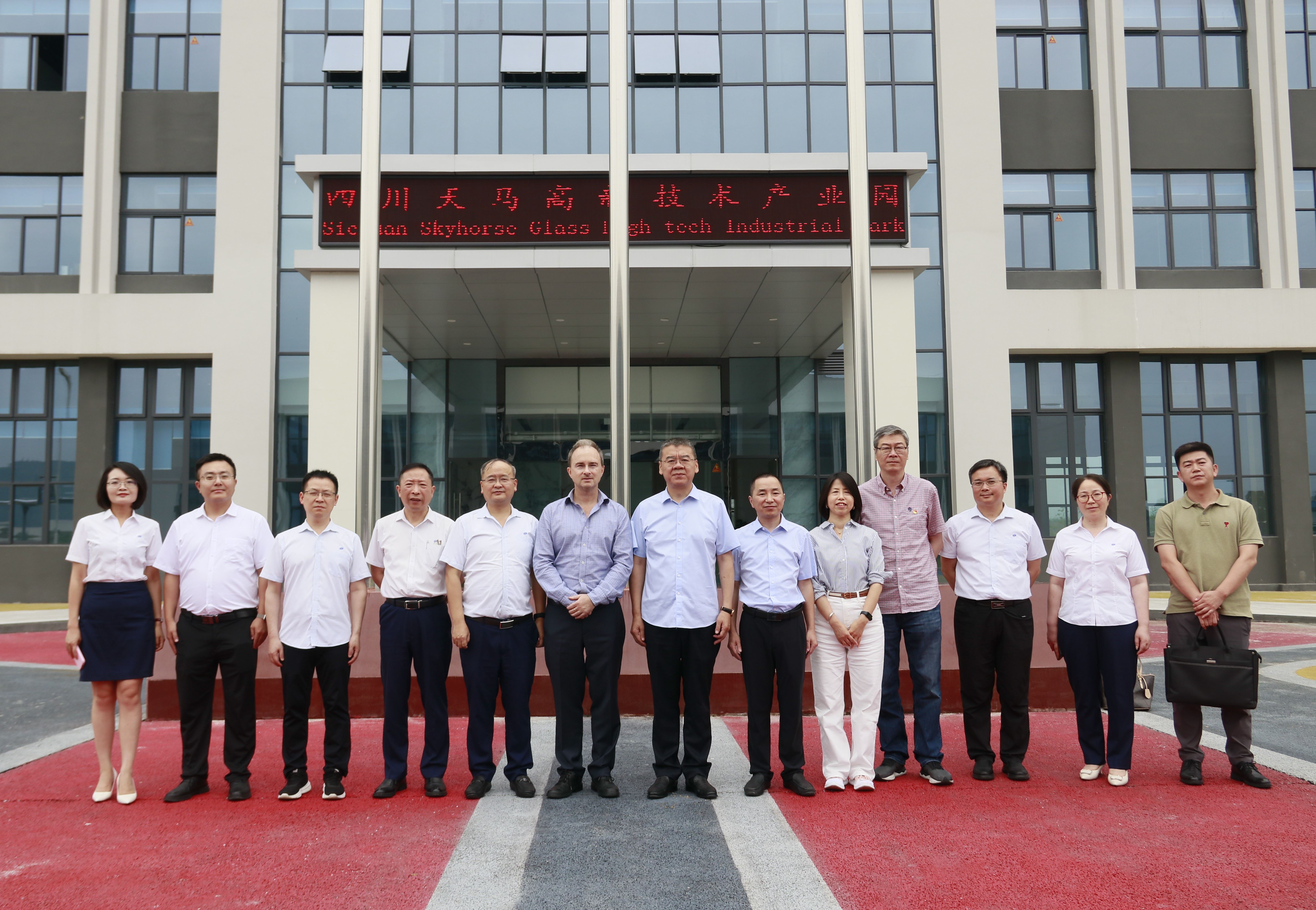 四川天马公司第五届董事会第三次会议成功召开(图3) 四川天马公司第五届董事会第三次会议成功召开(图3)